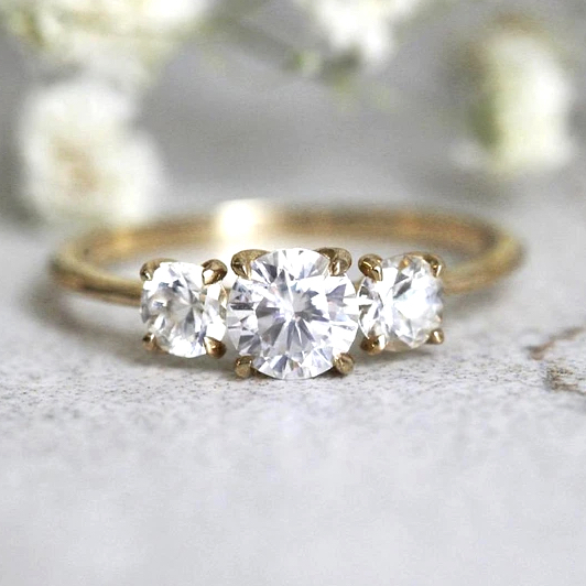 本物以上に魅力的？ダイヤモンド類似石とは。憧れの輝きが身近になる、種類と特徴を徹底解剖