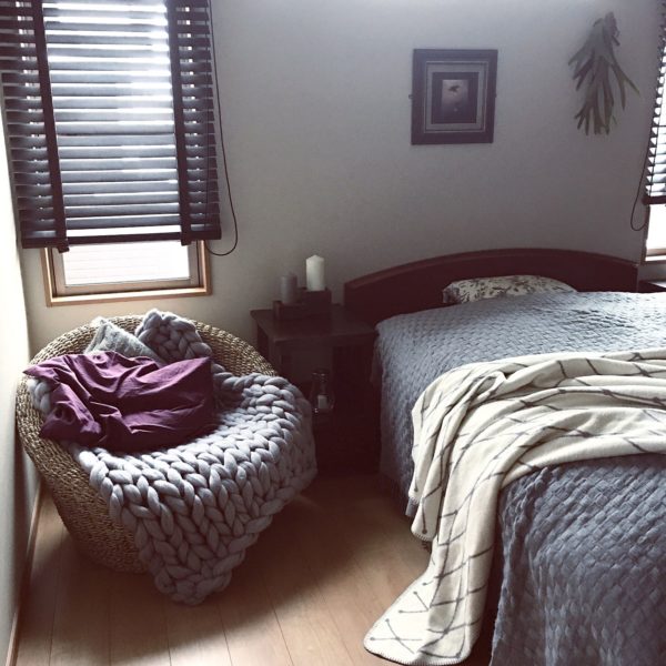 ざっくり編みの最高峰！チャンキーニットを使ったインテリアコーデ集   