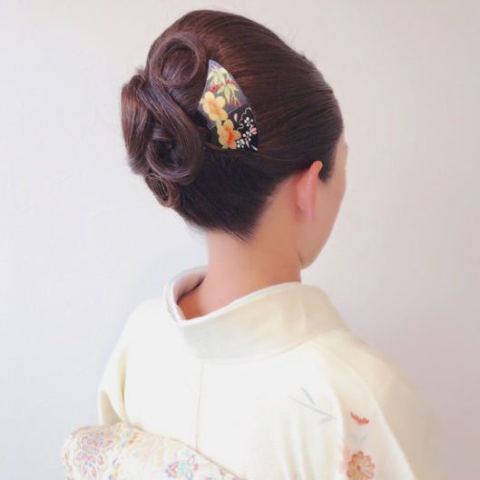 シックな中にも華やかさのある。和装のセットアップはかんざしを挿して艶っぽいヘアスタイルに♡
